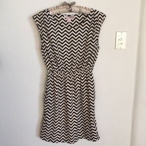 $4 SALE EU fully lined non wrinkling chevron dress